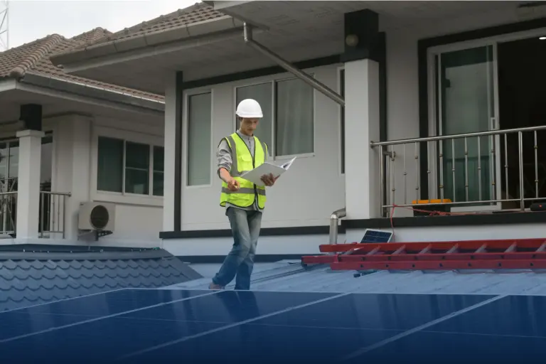 Instalador de paneles solares presentando presupuesto a dueño de casa en Miami