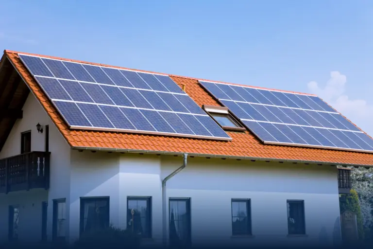 Incentivos paneles solares Florida 2026: casa con sistema solar bajo el sol
